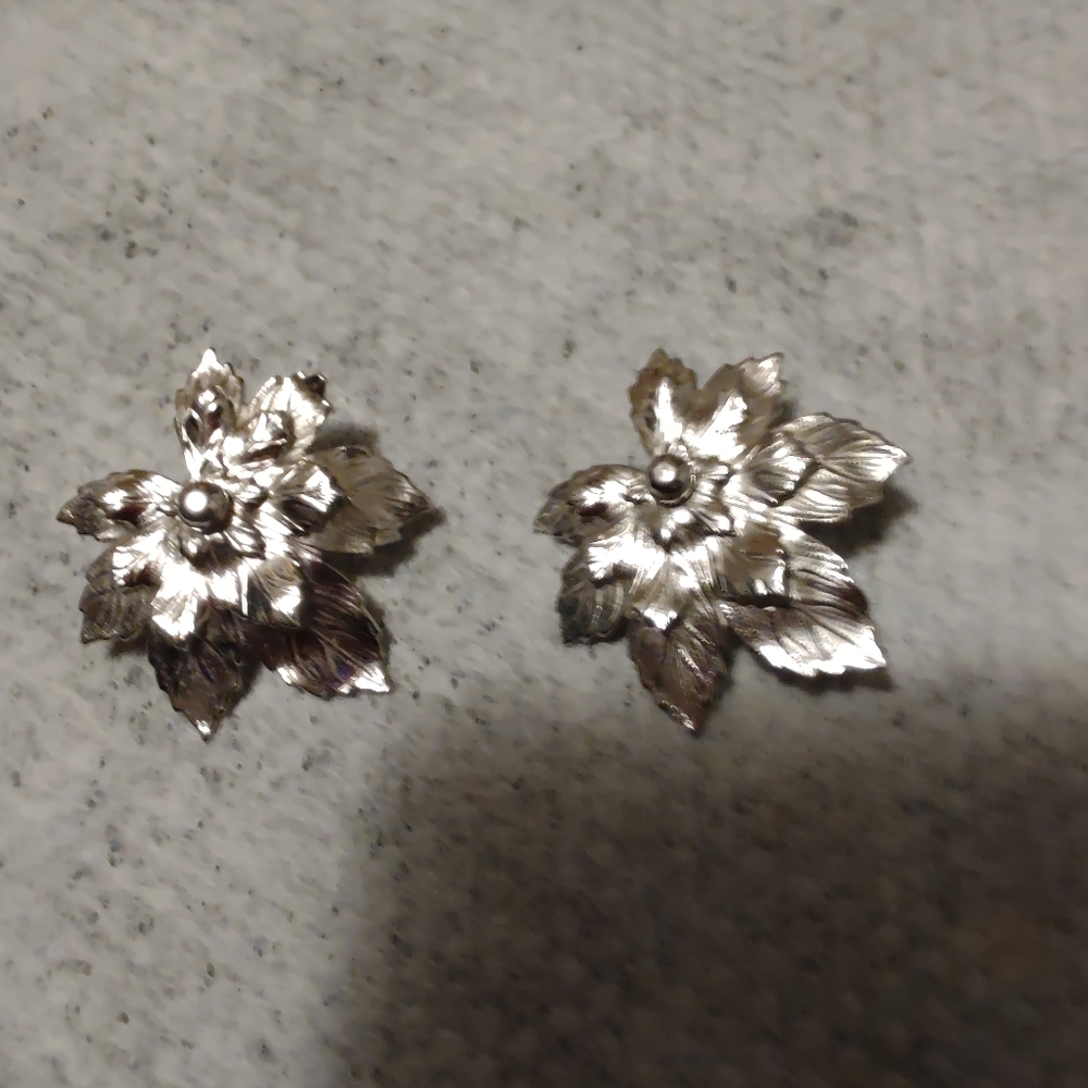 VINTAGE BEAUTIFUL PAIR OF CLIP ON EARRINGS. SILVER.